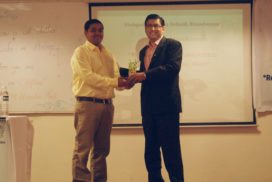 Devdatta Mandore Felicitation by Dr. Chetan Chaudhar - Sinhgad Business School - Webclincher